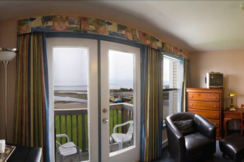 Motel Parkland Village Inn