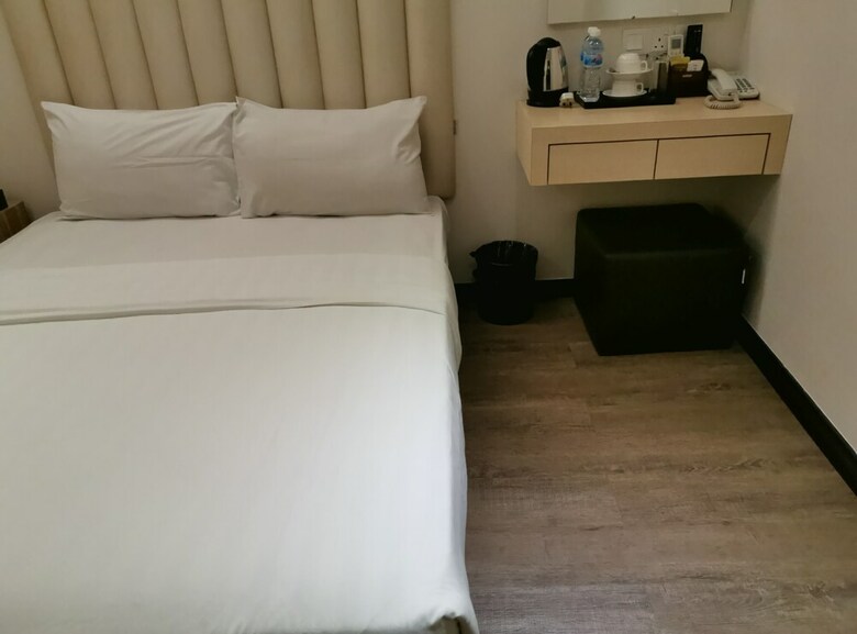 Ease Hotel