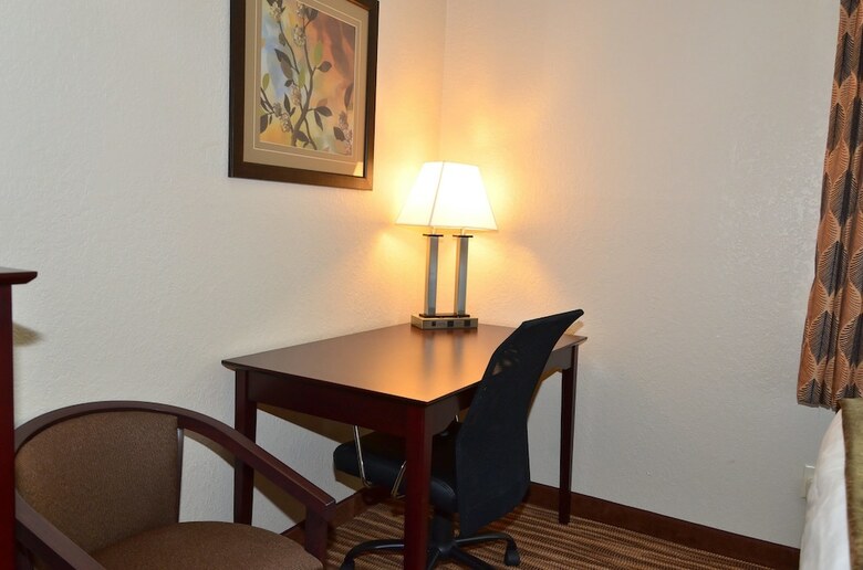 Hotel Cobblestone Inn & Suites - Clarion