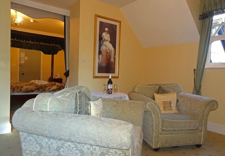Hotel Storrs Gate House