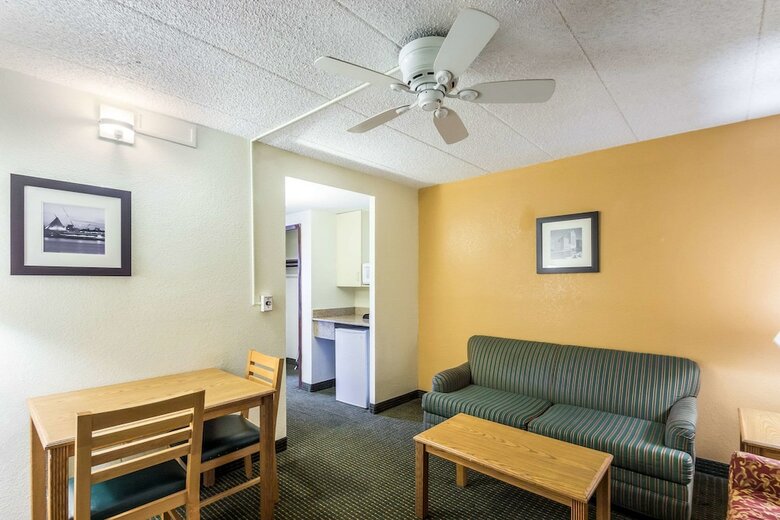 Hotel Quality Suites Milwaukee Airport