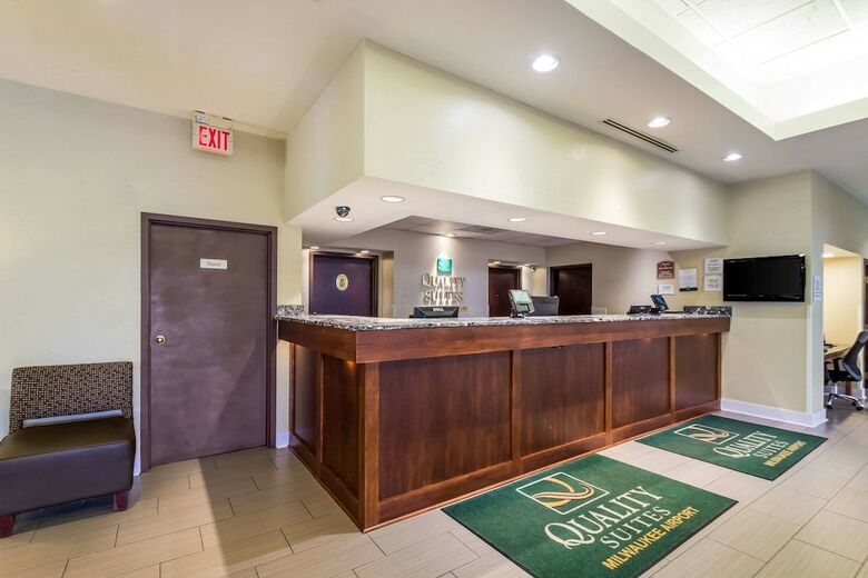Hotel Quality Suites Milwaukee Airport