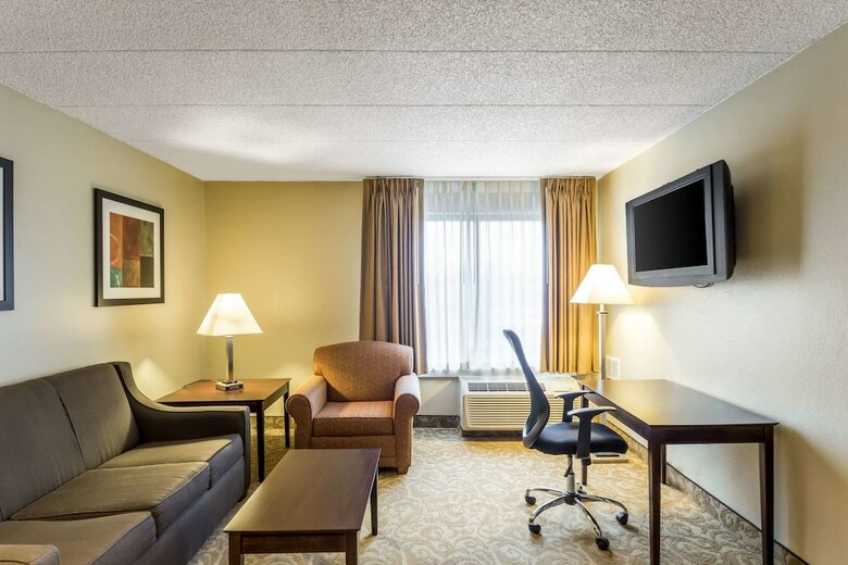 Hotel Quality Suites Milwaukee Airport