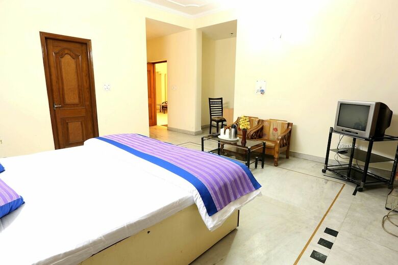 Oyo 402 Hotel Noida Residency