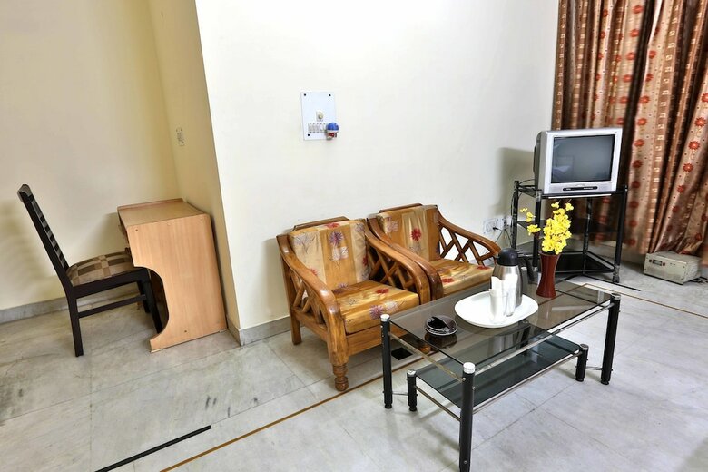 Oyo 402 Hotel Noida Residency