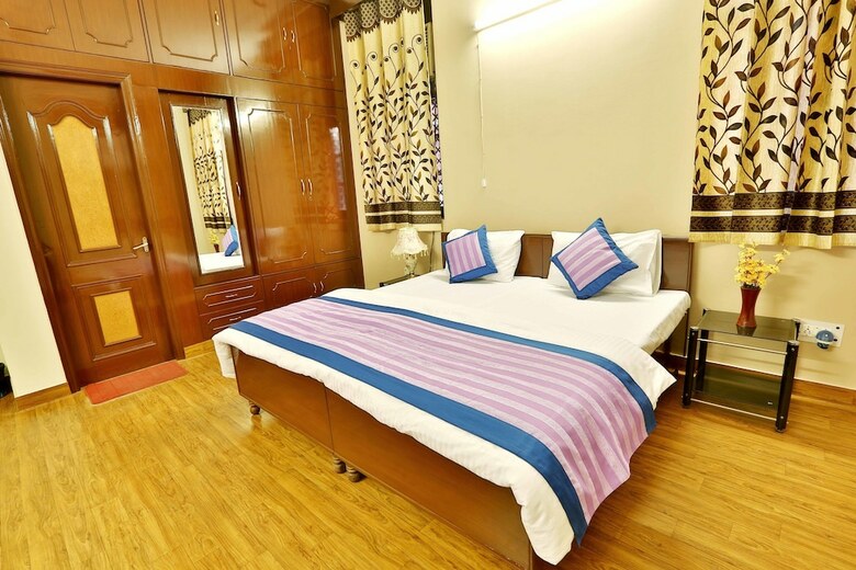 Oyo 402 Hotel Noida Residency
