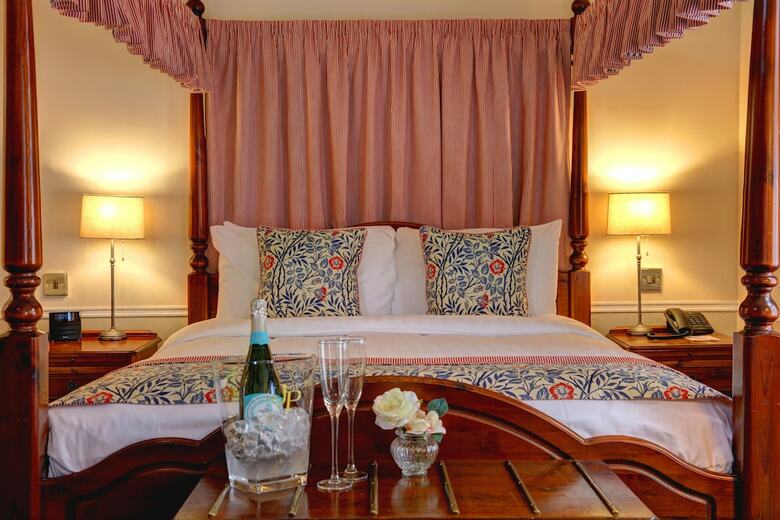Best Western Plus Old Tollgate Hotel