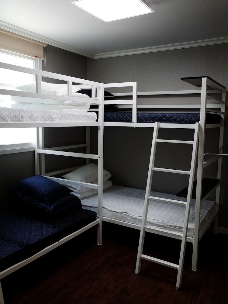 Hostal Muju In Guesthouse - Hostel