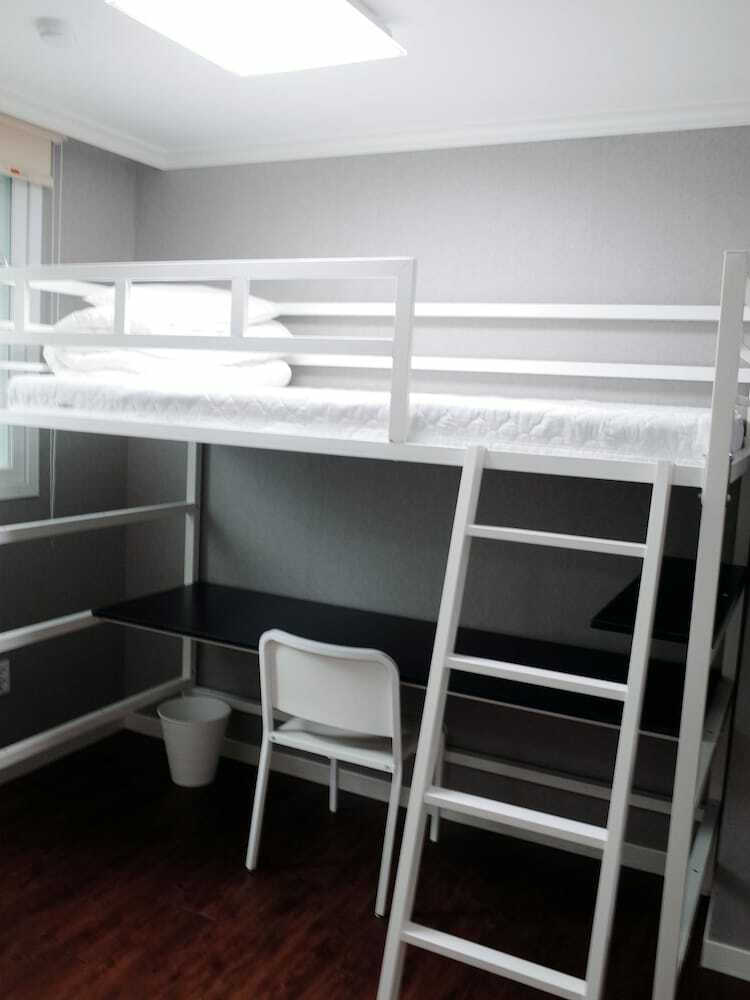 Hostal Muju In Guesthouse - Hostel