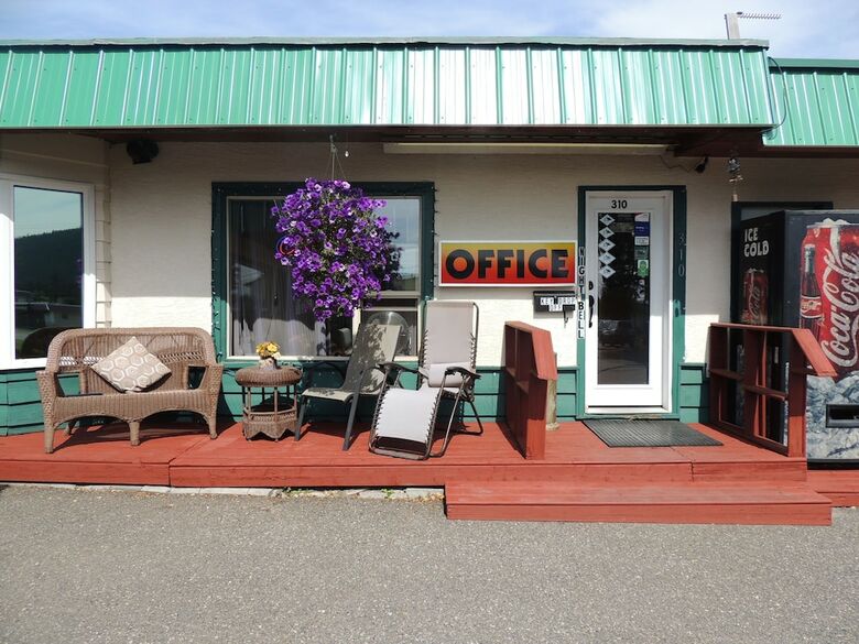 100 Mile Motel & Rv Park