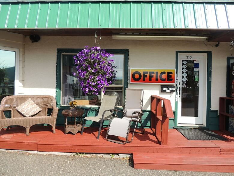 100 Mile Motel & Rv Park