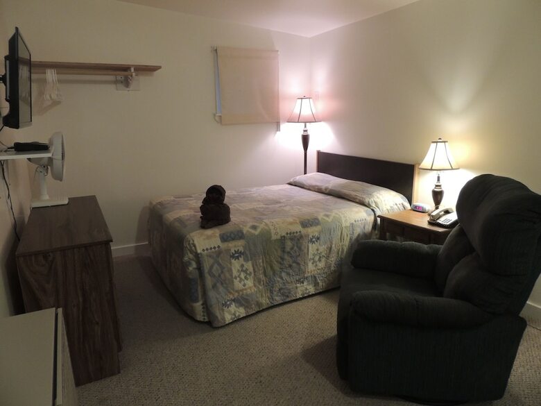 100 Mile Motel & Rv Park