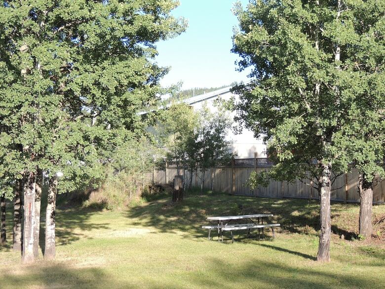 100 Mile Motel & Rv Park