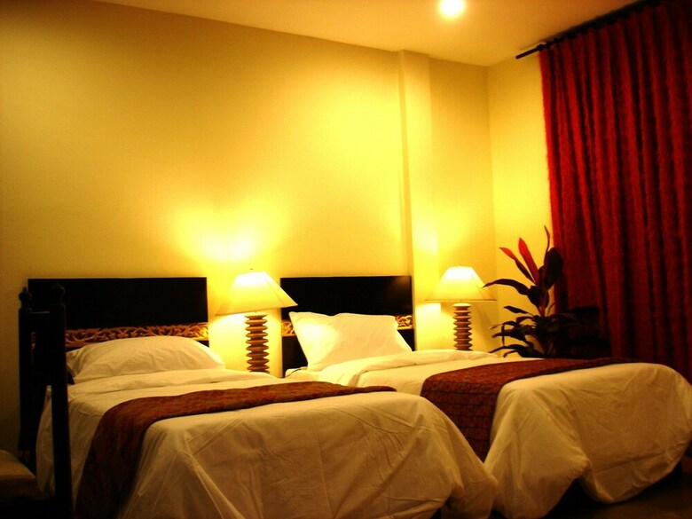 Hotel The Bang Khun Phrom Suites