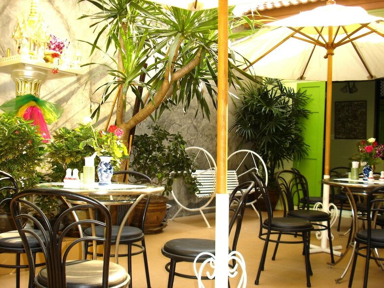 Hotel The Bang Khun Phrom Suites