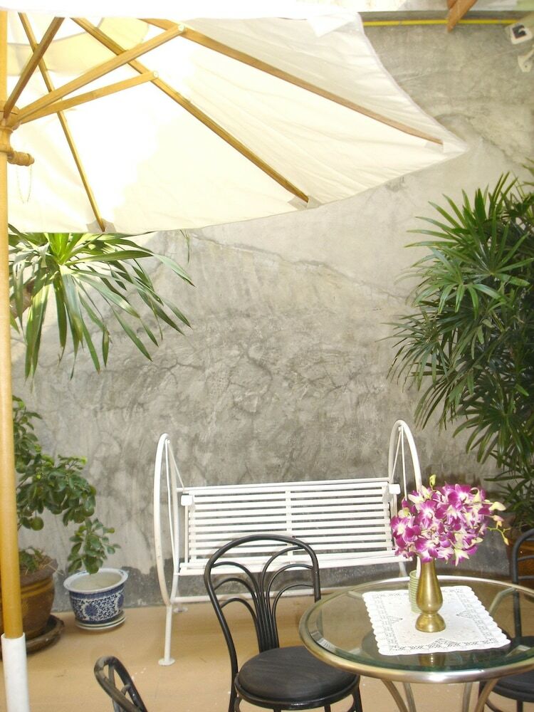 Hotel The Bang Khun Phrom Suites