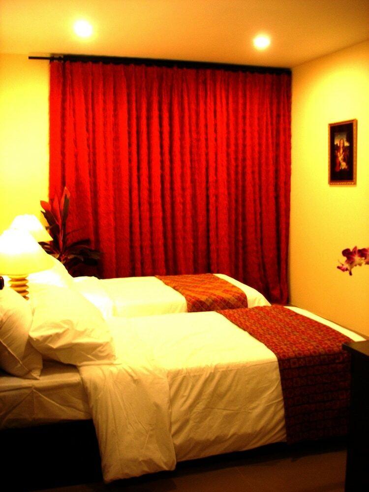 Hotel The Bang Khun Phrom Suites