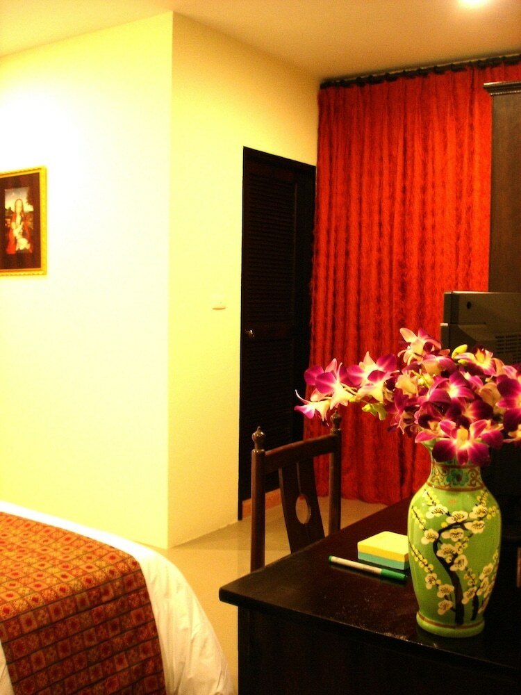 Hotel The Bang Khun Phrom Suites