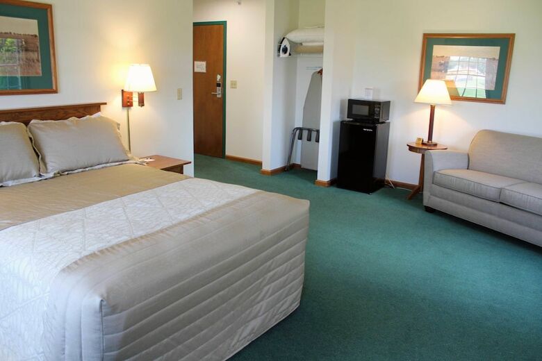 Hotel Farmstead Inn & Conference Center