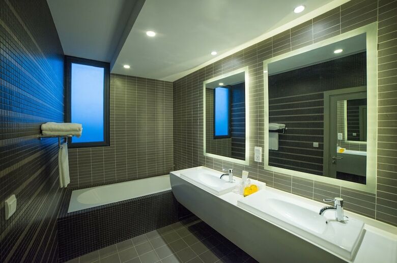 Sun & Moon, Urban Hotel