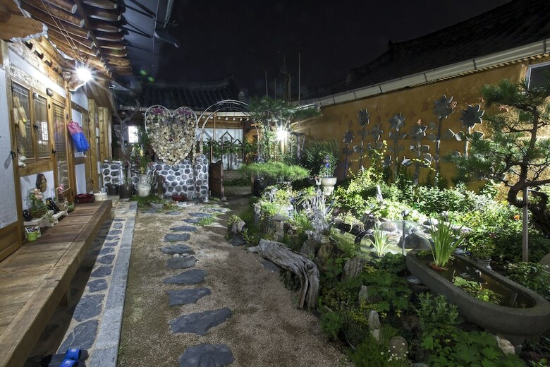 Hotel Happiness Full Guesthouse