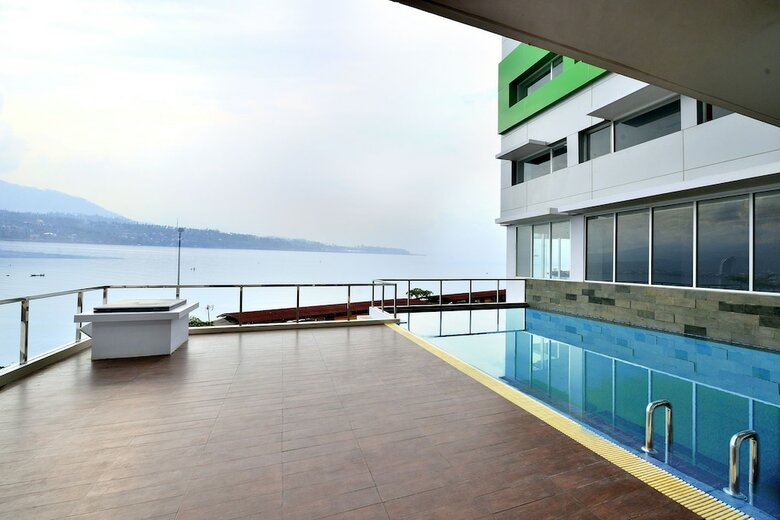 Whiz Prime Hotel Megamas Manado