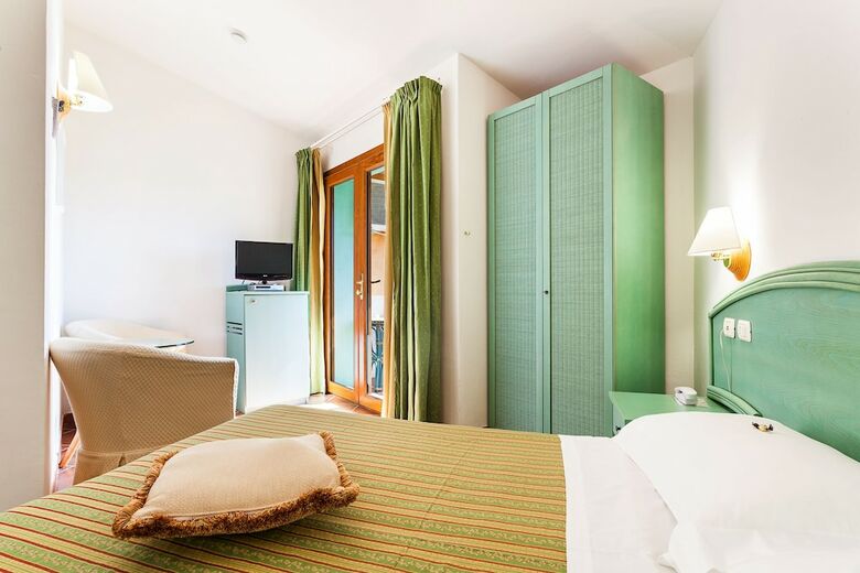 Hotel Stefania Boutique Hotel By The Beach