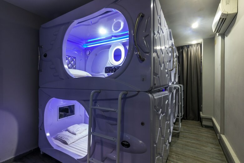 Met A Space Pod @ Boat Quay