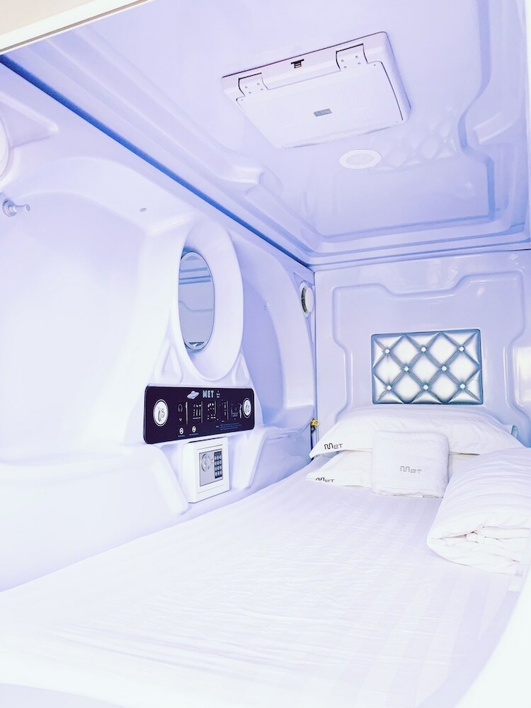Met A Space Pod @ Boat Quay