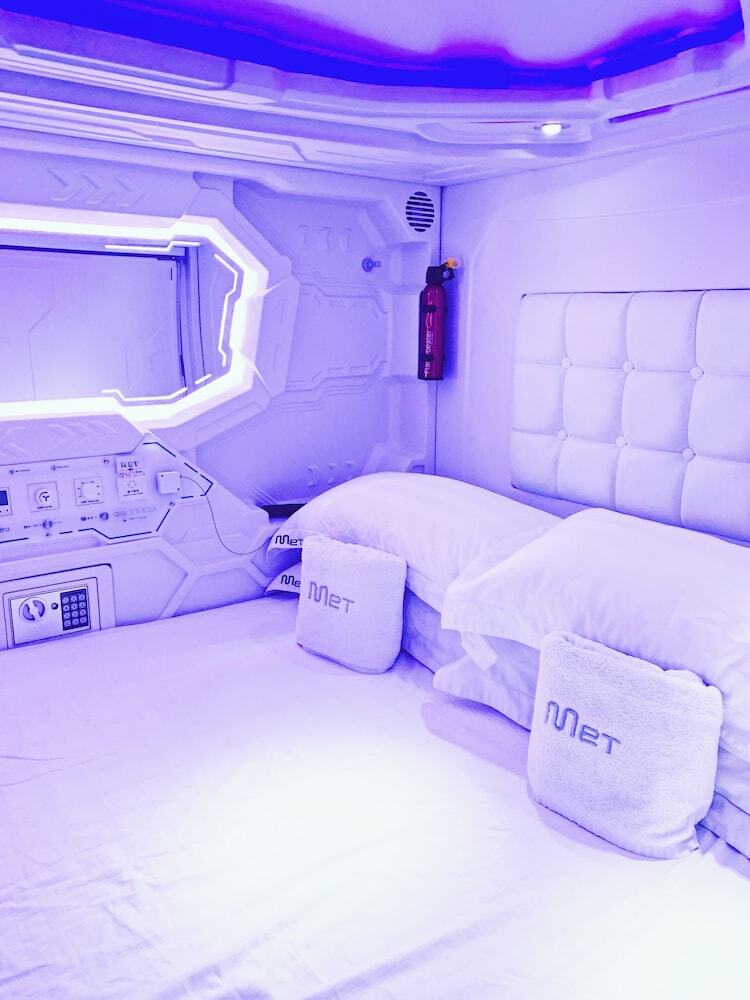Met A Space Pod @ Boat Quay