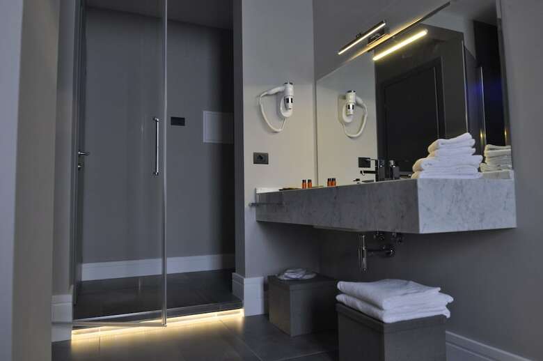 Place 24 Suites & Wellness