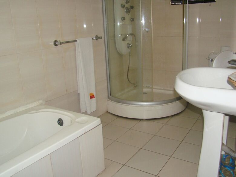 Hotel Charlies Place And Suite