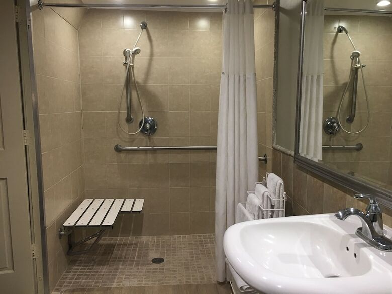 Hotel Ramada By Wyndham Rockville Centre