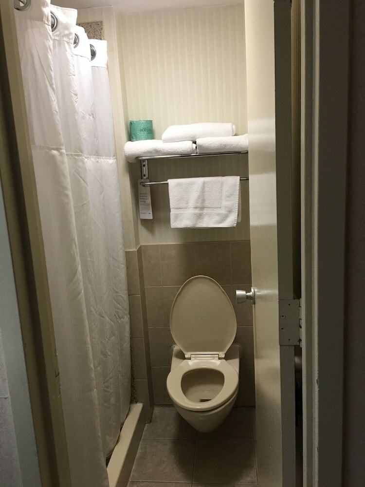 Hotel Ramada By Wyndham Rockville Centre