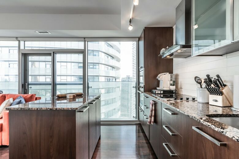 Aoc Suites - High-rise Condo - Cn Tower / Lake View