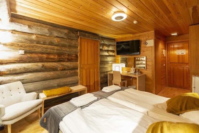 Hotel Log House Kuukkeli Teerenpes�