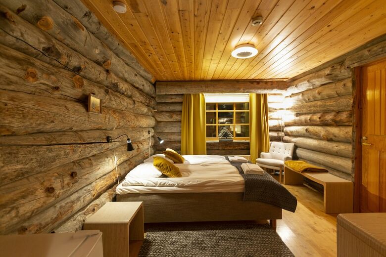 Hotel Log House Kuukkeli Teerenpes�