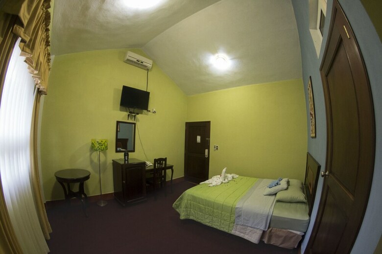 Hotel La Ribiera Del Lago Peten Itza