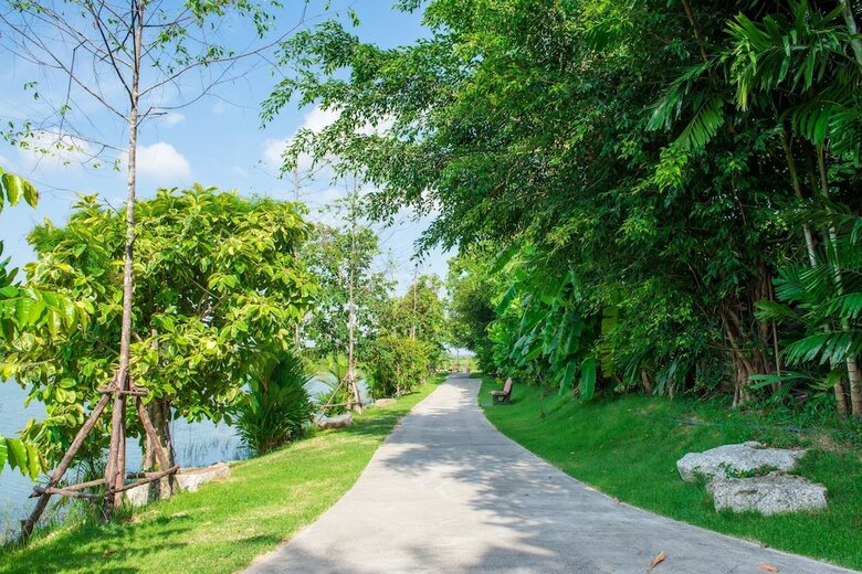 Hotel Chalong Miracle Lakeview Resort & Spa