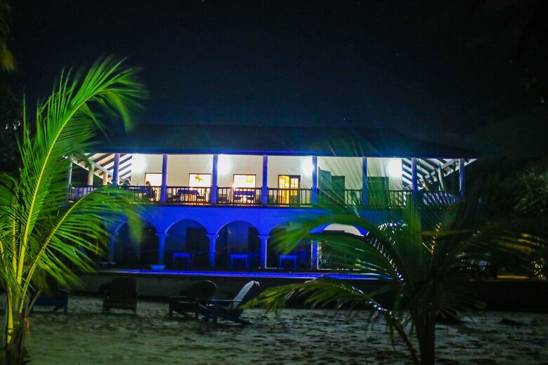 Hotel Mariposa Beach Resort