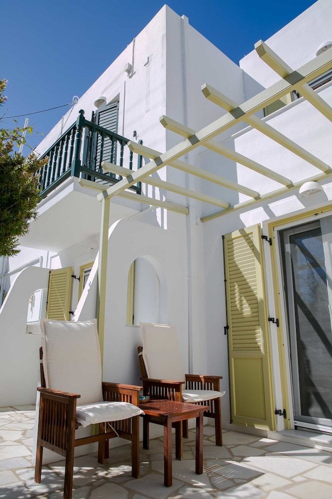 Leonardos Apartments