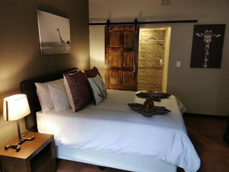 Hotel Aerotropolis Guest Lodge