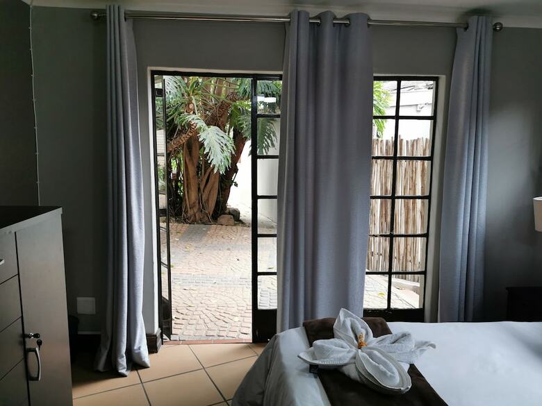 Hotel Aerotropolis Guest Lodge
