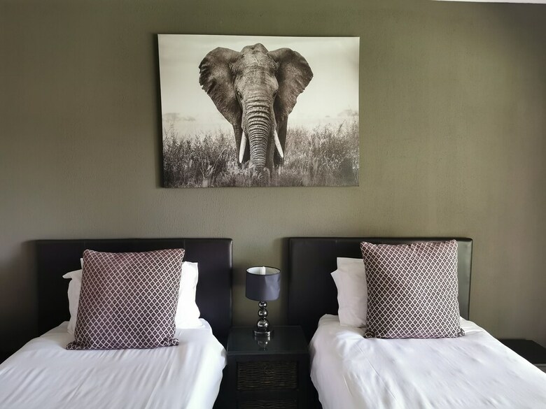 Hotel Aerotropolis Guest Lodge