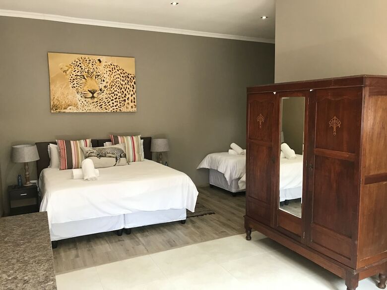 Hotel Aerotropolis Guest Lodge