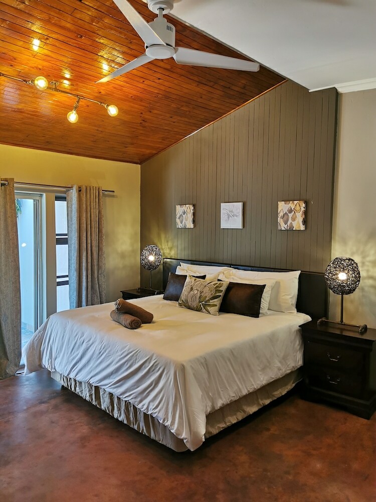 Hotel Aerotropolis Guest Lodge