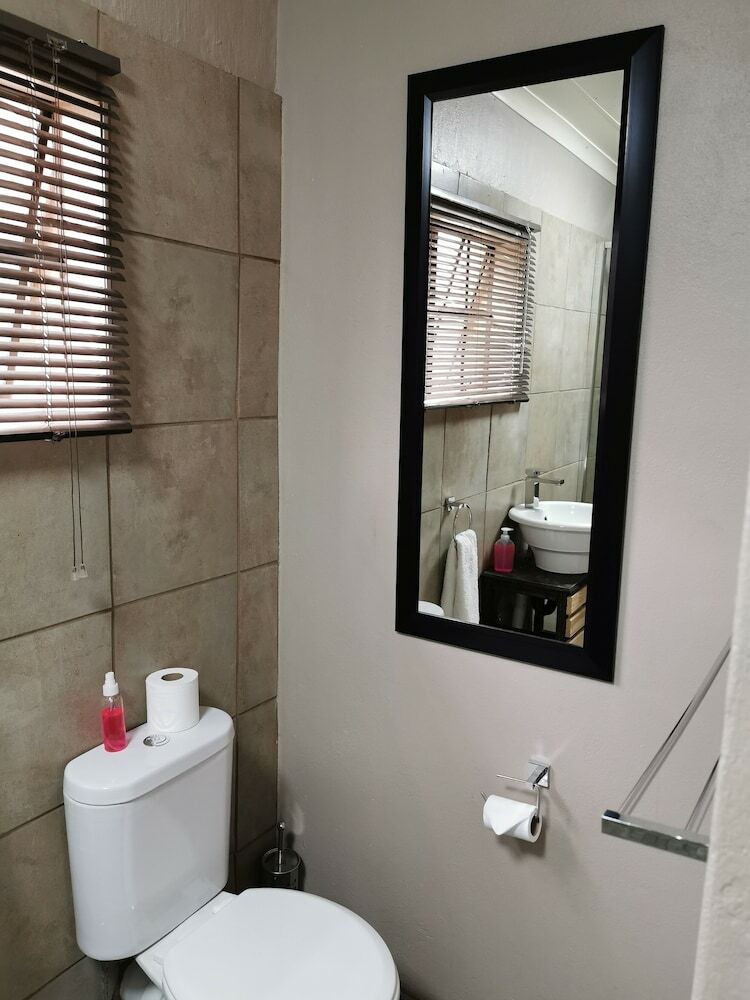Hotel Aerotropolis Guest Lodge
