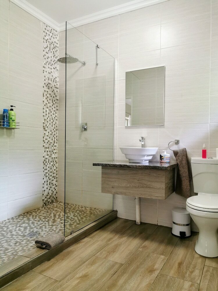 Hotel Aerotropolis Guest Lodge