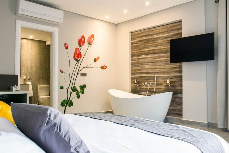 Urbano Hotel By Roots
