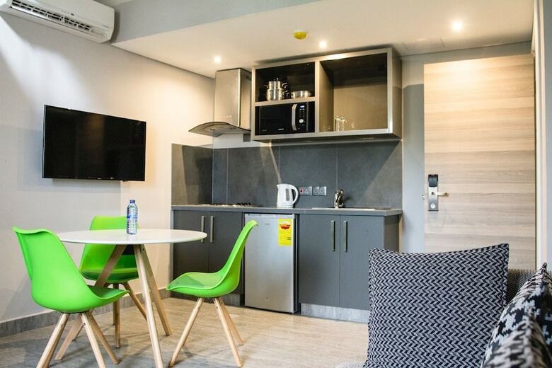 Urbano Hotel By Roots